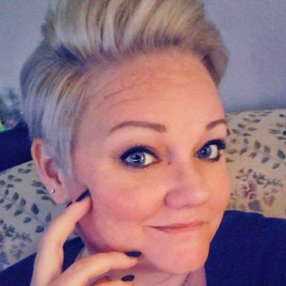 Profile Picture of Samantha Gosser (@samgoss) on Poshmark