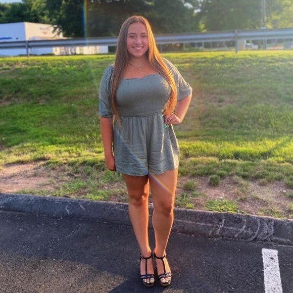 Brittany Vannuccini - Poshmark Profile Picture of Brittany Vannuccini (@brittvann1) on Poshmark