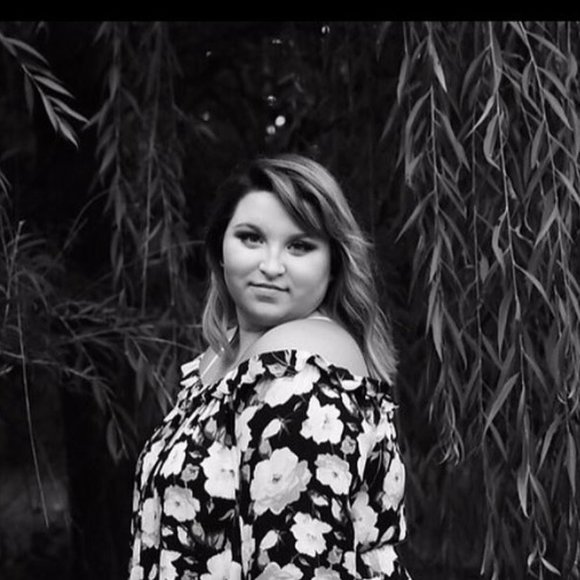 Profile Picture of Maddie Bartells (@maddiebartells) on Poshmark