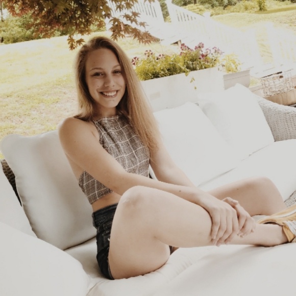 Profile Picture of Greta Flemmens (@gf5982) on Poshmark