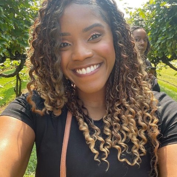 Profile Picture of Erica Mokun (@ericamokun) on Poshmark