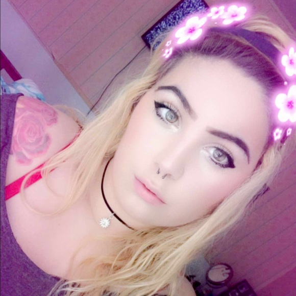 Profile Picture of 👑lexi💖 Cornella (@princesslexxii) on Poshmark