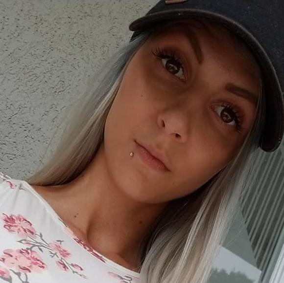 Profile Picture of Melanie Perron (@melanieperro435) on Poshmark