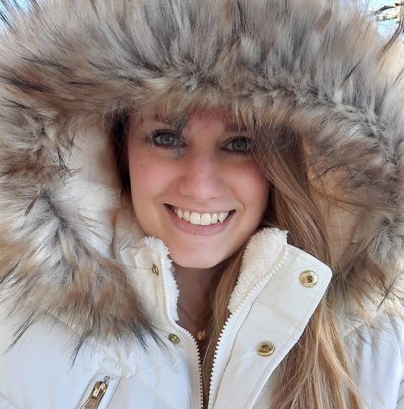 Profile Picture of Miranda Wolfe (@mirandaellen09) on Poshmark