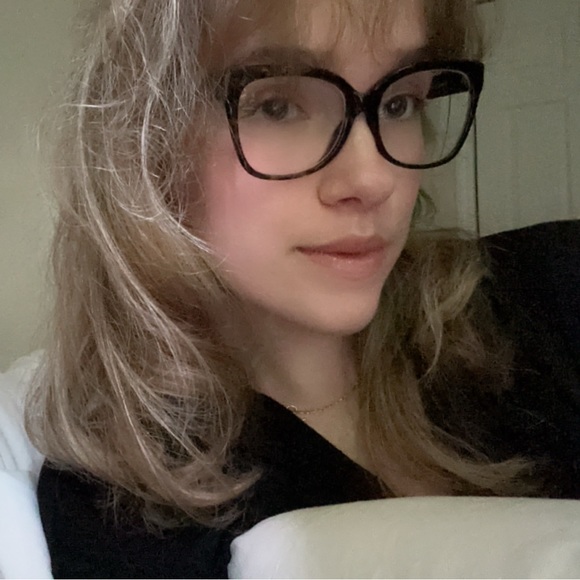Profile Picture of Isabella Bechtel (@isavxoxo) on Poshmark