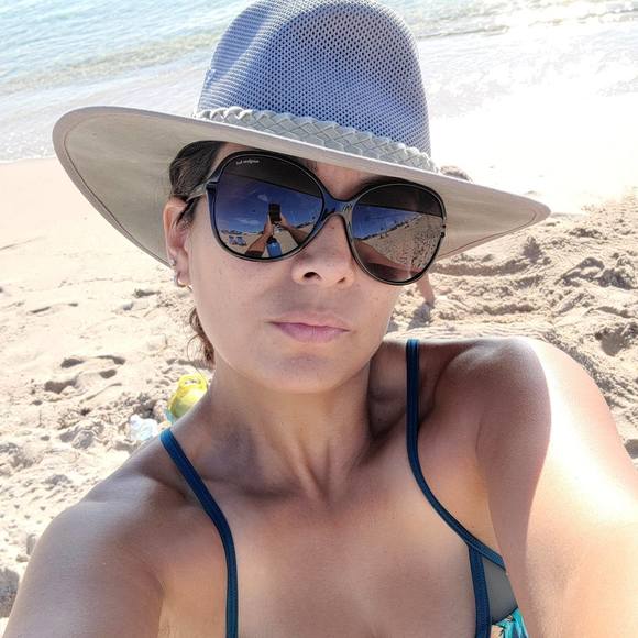 Profile Picture of Dani Zeikowitz (@danizeikowitz) on Poshmark