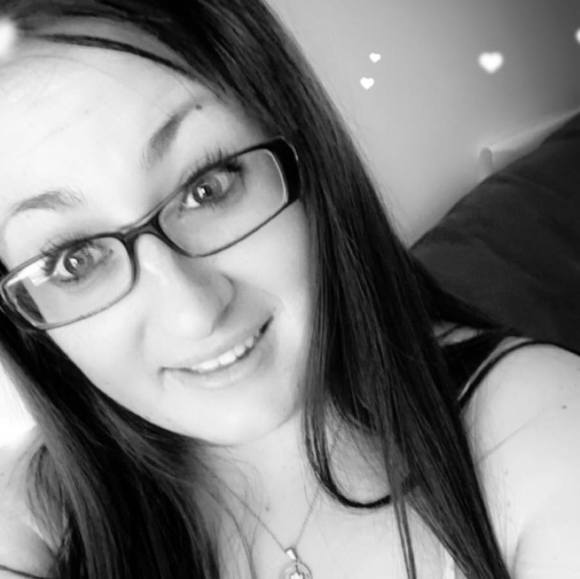 Profile Picture of Amanda marie Conatser (@marie_comatser) on Poshmark