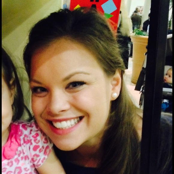 Profile Picture of Alyssa Binkowski (@abinkowski) on Poshmark