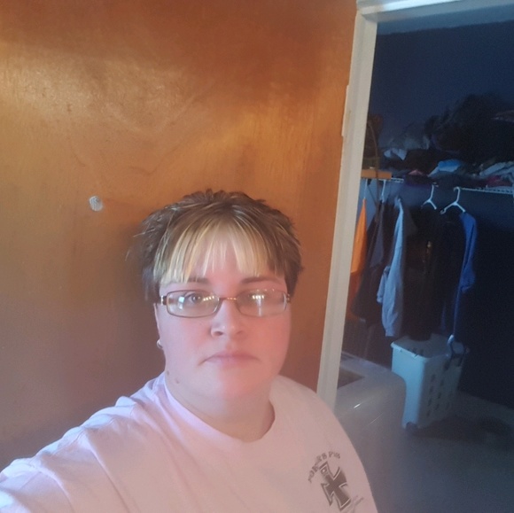 Profile Picture of Robin Watters (@wattmomma) on Poshmark