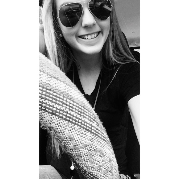 Profile Picture of Hannah Lea (@hhertzr) on Poshmark