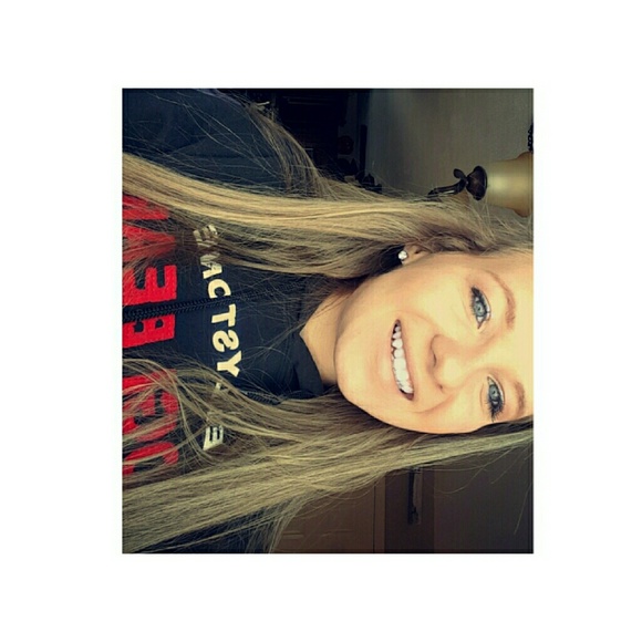 Profile Picture of Bailey Conover (@baileyconover) on Poshmark
