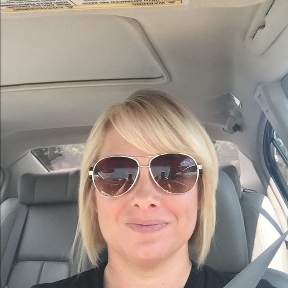 Profile Picture of Lori Hurst (@lorihurst002) on Poshmark