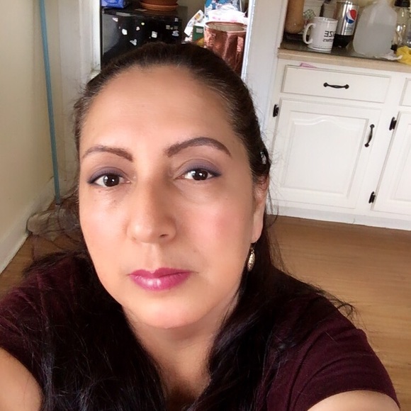 Profile Picture of Mary Arias (@maryarias325) on Poshmark