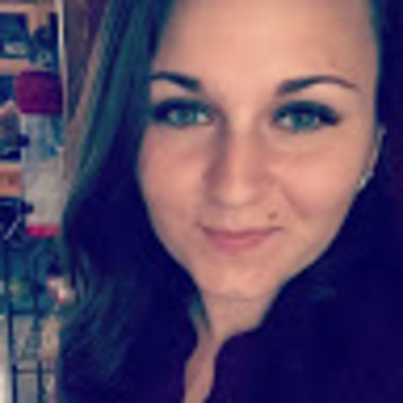 Profile Picture of Jonnette Michael (@jonnette17) on Poshmark