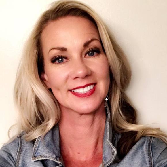 Profile Picture of Jennifer Bitton (@bitton) on Poshmark