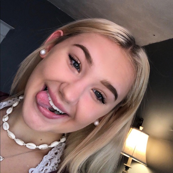 Profile Picture of Lillian (lily) Wagner (@lillwagnerr) on Poshmark