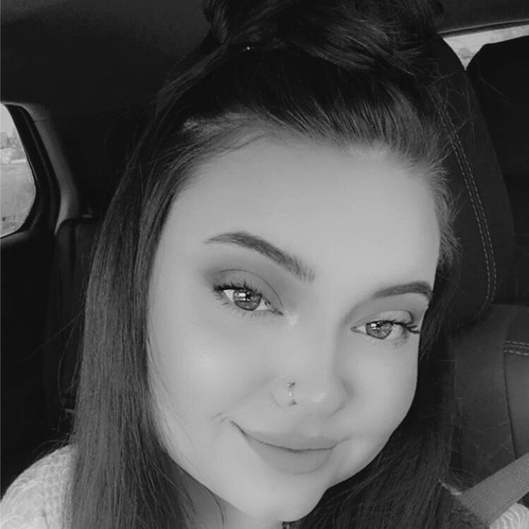 Profile Picture of Jenacee Ashworth (@jen_eliza21) on Poshmark