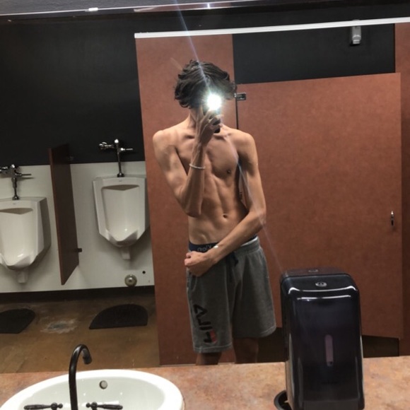 Julian Dayap - Poshmark Profile Picture of Julian Dayap (@jules_2k18) on Poshmark