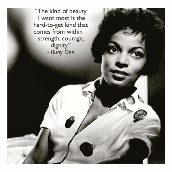 Profile Picture of Michelle Cogshell (@shelrod94) on Poshmark