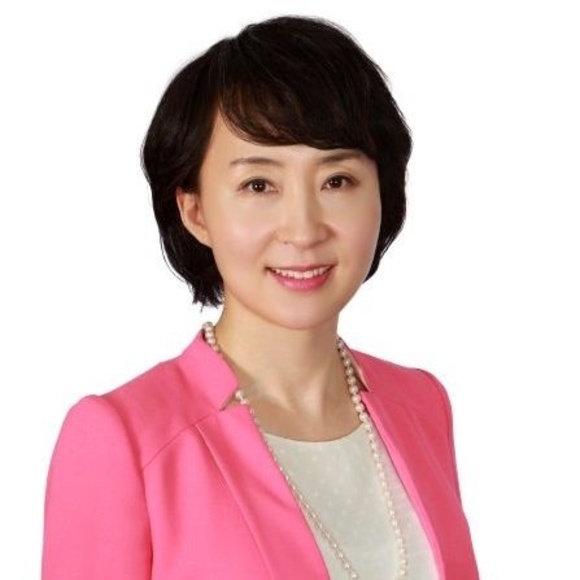 Profile Picture of Julia Yoon (@juliayoon372) on Poshmark