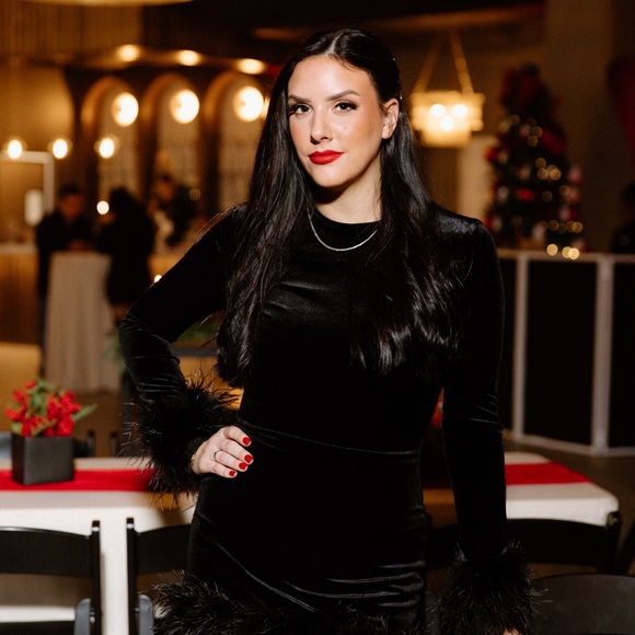 Profile Picture of Leah Scully (@leahscully) on Poshmark