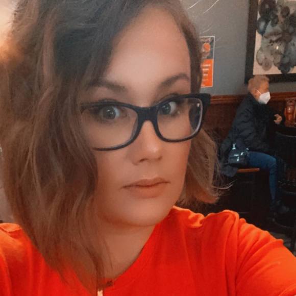 Profile Picture of Erin Zelonis (@erinzelonis) on Poshmark