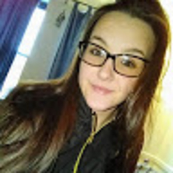 Profile Picture of Melanie Wratten (@melanierose8615) on Poshmark