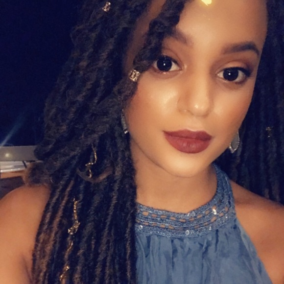 Profile Picture of Erika Giles (@lovelynite) on Poshmark