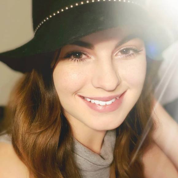 Delaine Gaisser - Poshmark Profile Picture of Delaine Gaisser (@elaineday96) on Poshmark