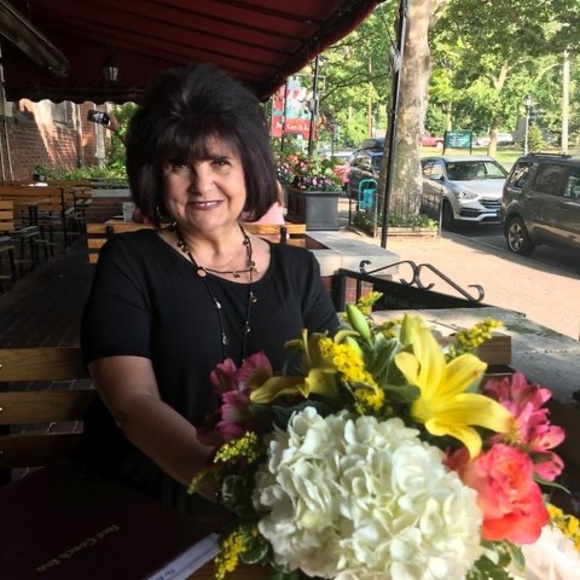 Profile Picture of Gloria Albion (@gloriaalbion) on Poshmark