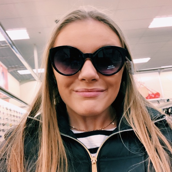 Profile Picture of Courtney Bohlken (@_courtney04) on Poshmark