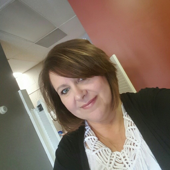 Profile Picture of Kim Schall (@cuttingbykim) on Poshmark