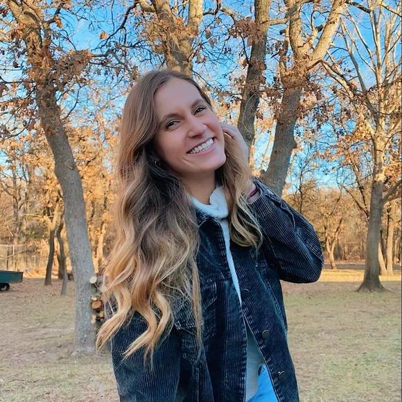 Profile Picture of Katelyn Blumenthal (@kateyblumen) on Poshmark
