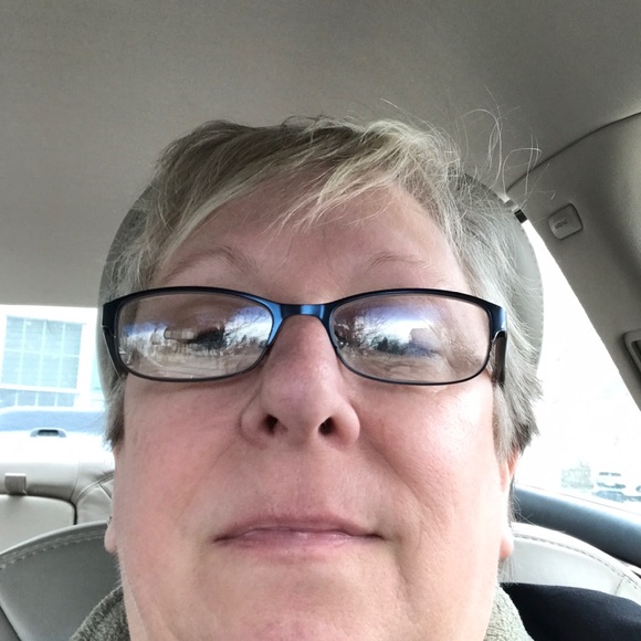 Profile Picture of Robin Thomas (@ladybird24) on Poshmark