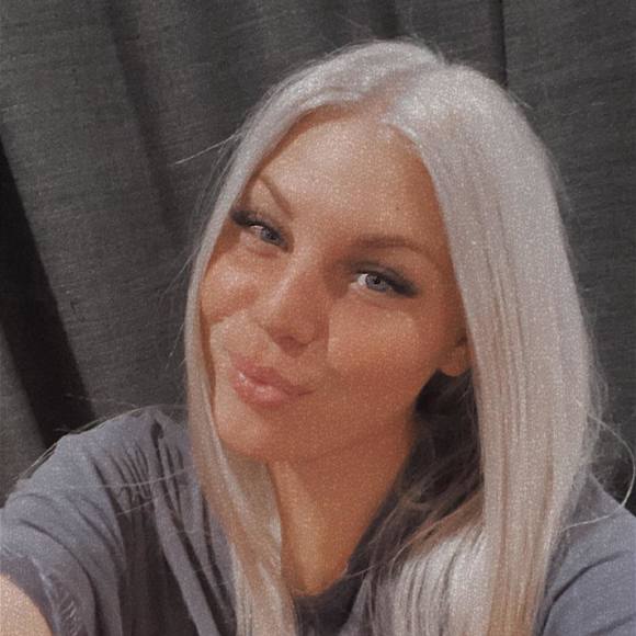 Profile Picture of Dominique Wiggins (@dominiquewig103) on Poshmark
