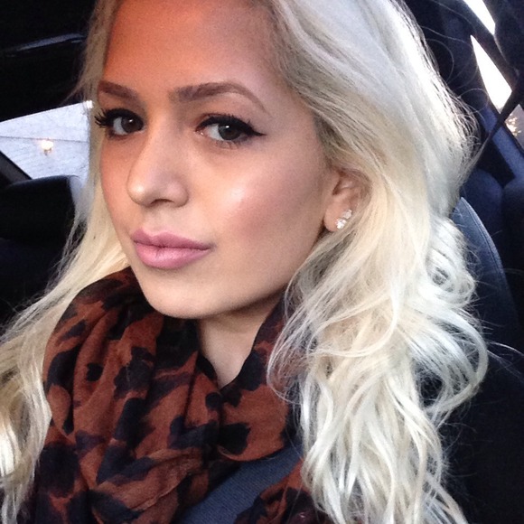 Profile Picture of Christina Petrossian (@kiiisox3) on Poshmark