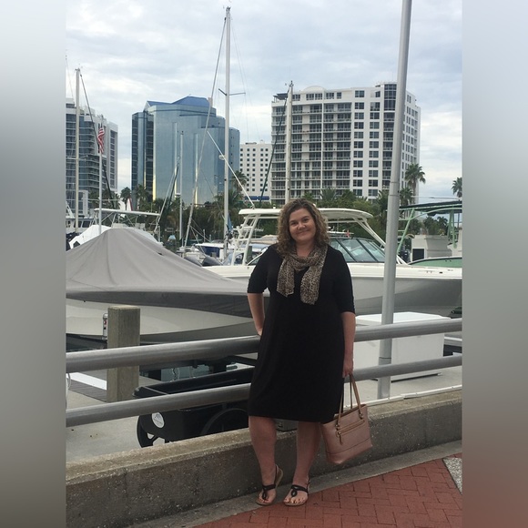 Profile Picture of Tanya Cernok (@tanyatea) on Poshmark