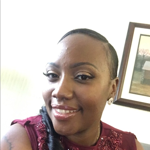 Profile Picture of Domonique Caldwell (@emaurie2009) on Poshmark