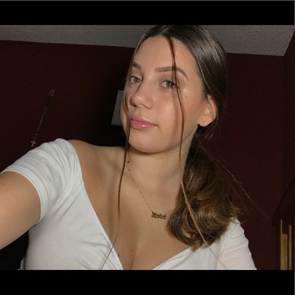 Profile Picture of Kayleen Brotons (@kayleen161) on Poshmark