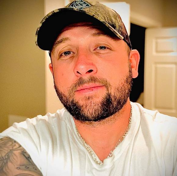 Profile Picture of James Farris (@jwfarris83) on Poshmark