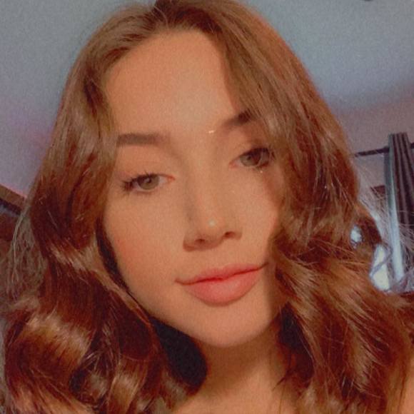 Profile Picture of Melanie Droese (@melaniedroese) on Poshmark