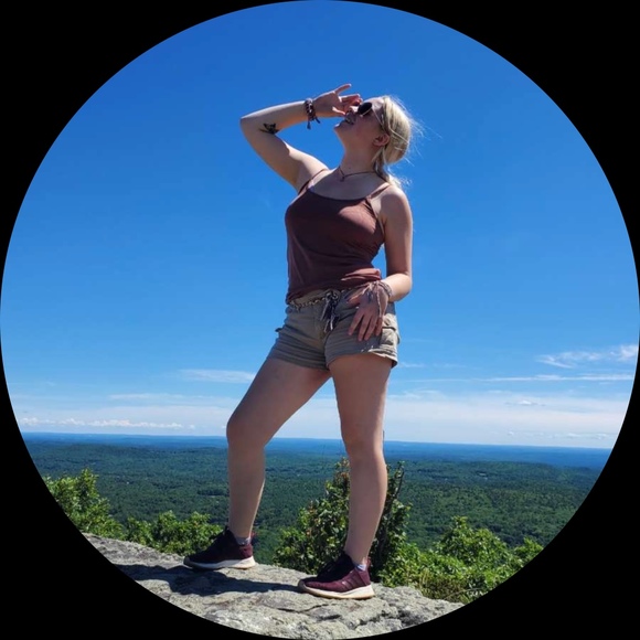 Profile Picture of Taylor Scholes (@taylor_jjane) on Poshmark