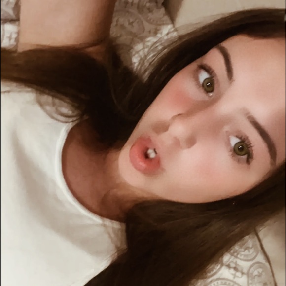 Profile Picture of Juliana Morello (@julianamorello) on Poshmark