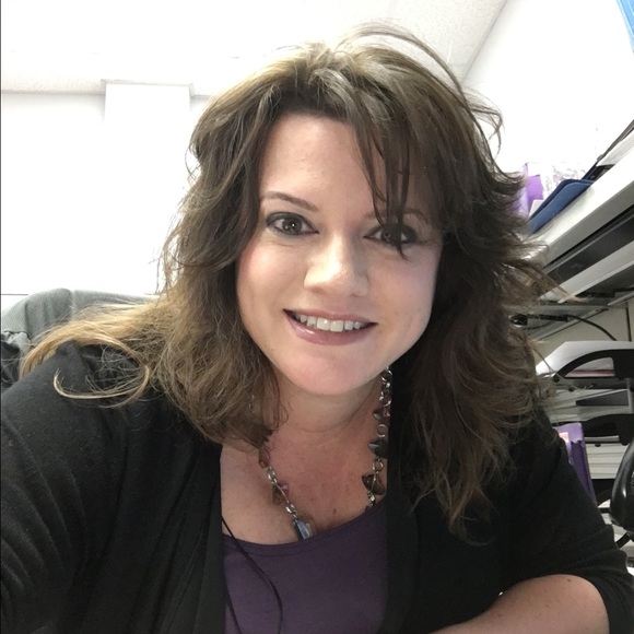 Profile Picture of Carrie Zettlemoyer (@cazettlemoyer) on Poshmark