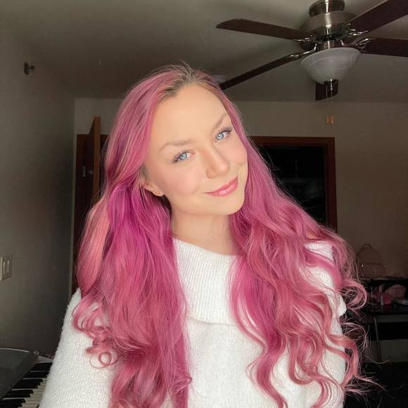 Profile Picture of Andrea Tillou (@andrea_tillou) on Poshmark