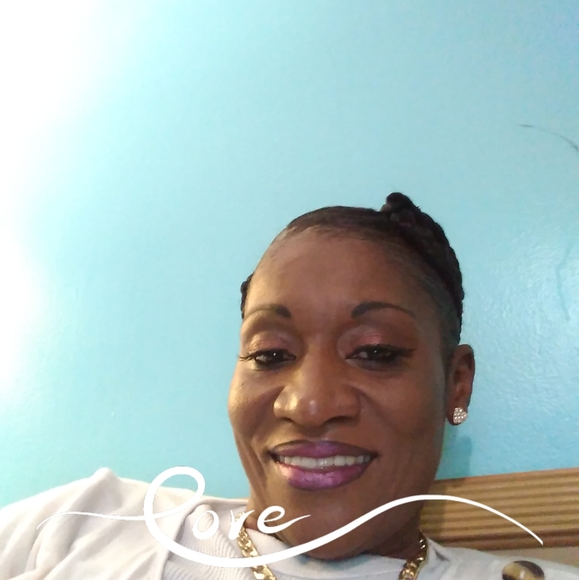 Profile Picture of Michele Eason (@micheleeason123) on Poshmark