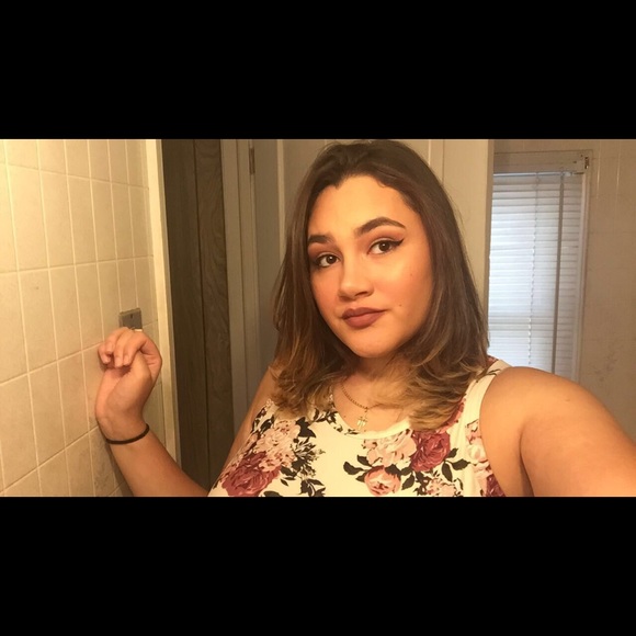 Profile Picture of Julisa Ramos (@julisar12) on Poshmark