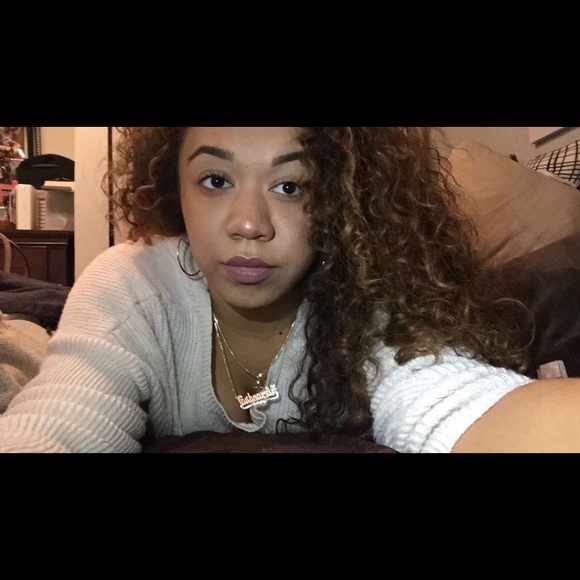 Profile Picture of Alexandra Gonzalez (@alexsulayg) on Poshmark