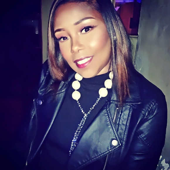 Profile Picture of Kimberlye Burse (@makeupgirlbykim) on Poshmark