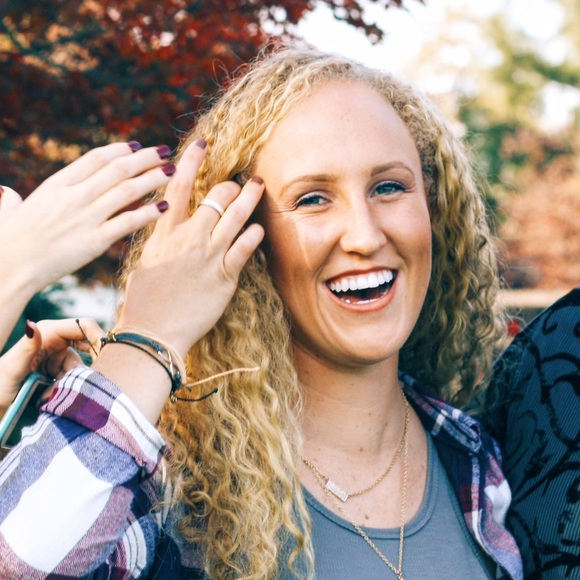 Profile Picture of Lauren Bajtos (@lbajtos) on Poshmark